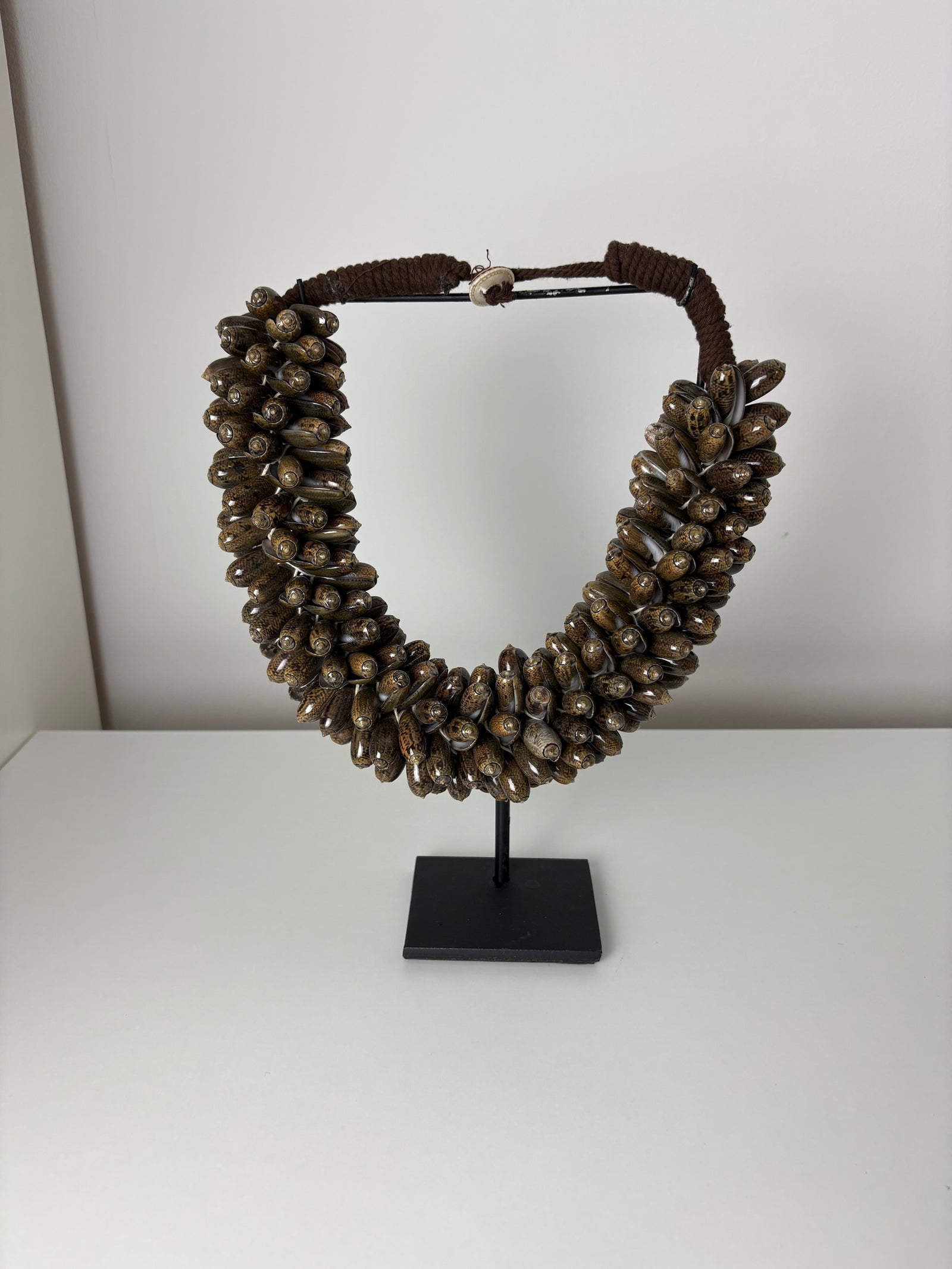 MeeGlam - brown - ornament op standaard